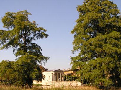 Teepavillon  im Stil eines antiken Tempels